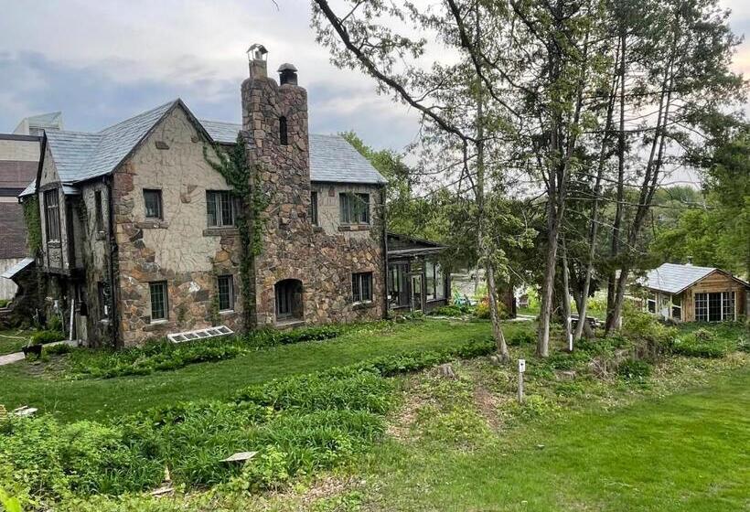 تختخواب و صبحانه The Brower House