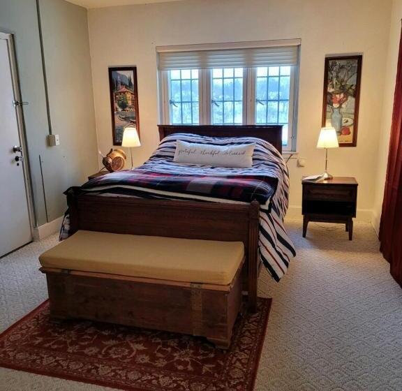 تختخواب و صبحانه The Brower House