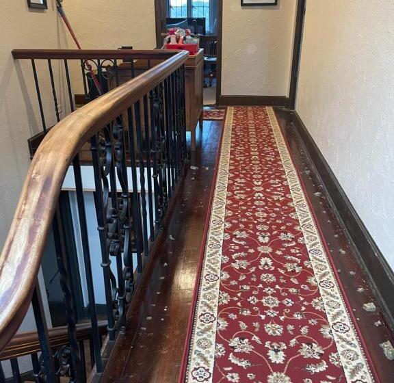 تختخواب و صبحانه The Brower House