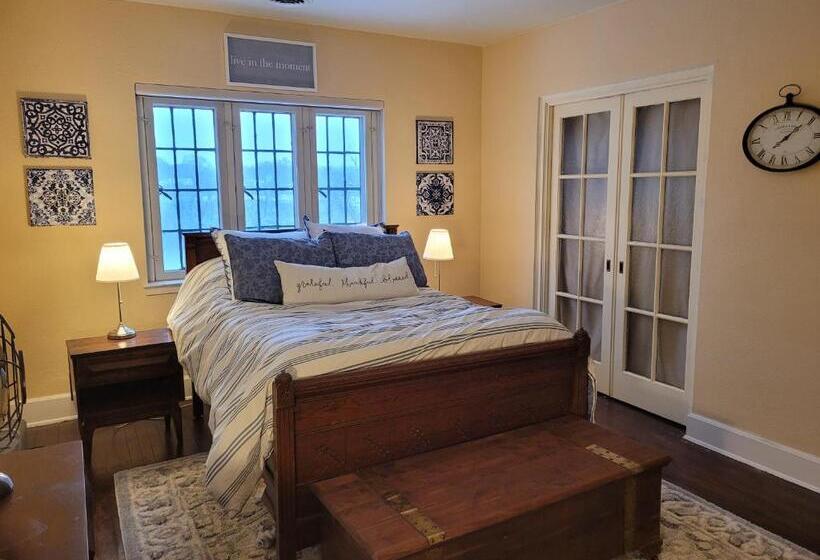تختخواب و صبحانه The Brower House
