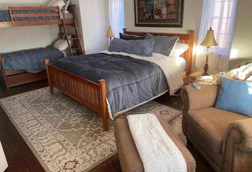 تختخواب و صبحانه The Brower House