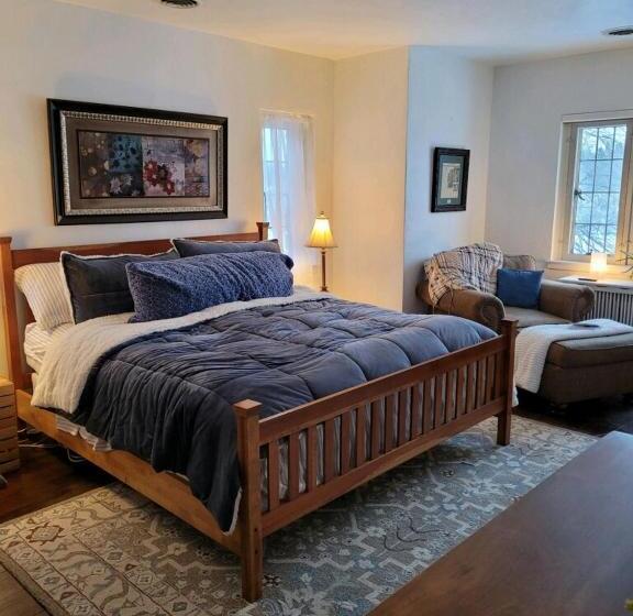 تختخواب و صبحانه The Brower House
