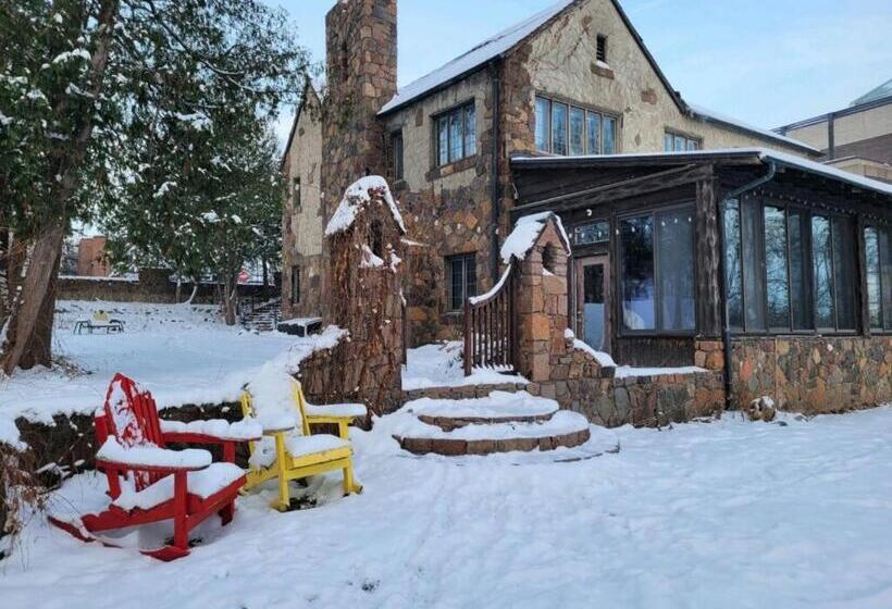 تختخواب و صبحانه The Brower House