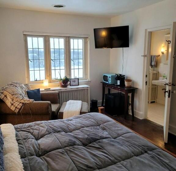 تختخواب و صبحانه The Brower House