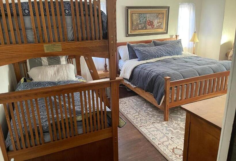 تختخواب و صبحانه The Brower House