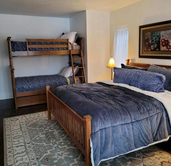 تختخواب و صبحانه The Brower House