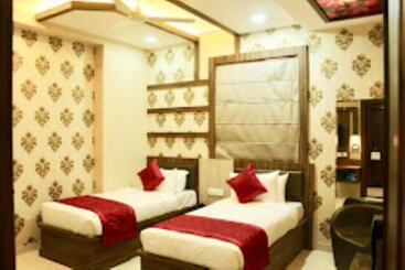 هتل Uday Palace Varanasi , Uttar Pradesh