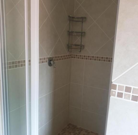 بنسيون Grace Avenue Townhouse