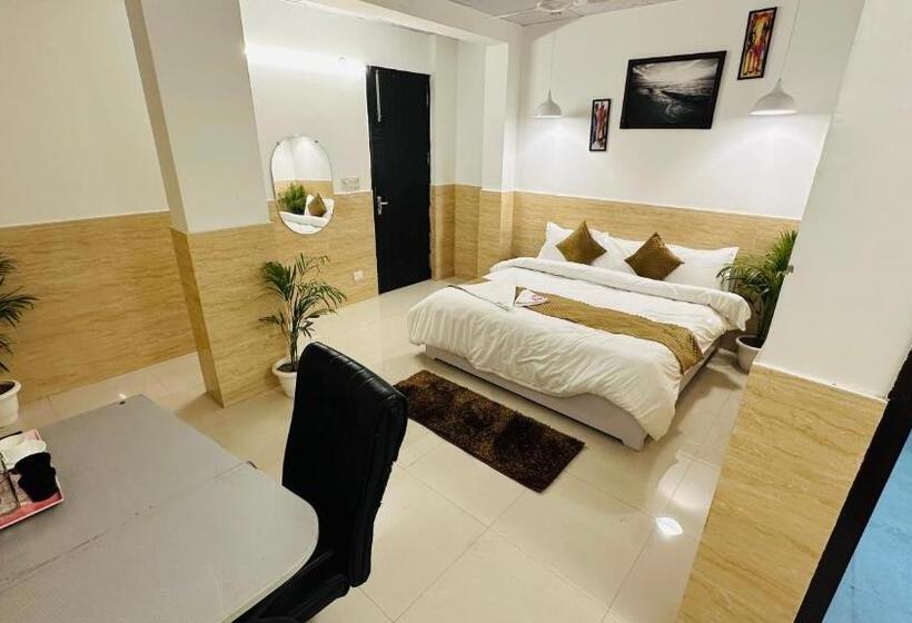 پانسیون Relax In   Noida Sector 18