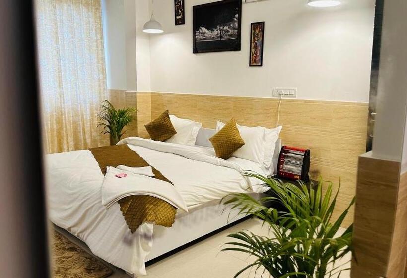 پانسیون Relax In   Noida Sector 18