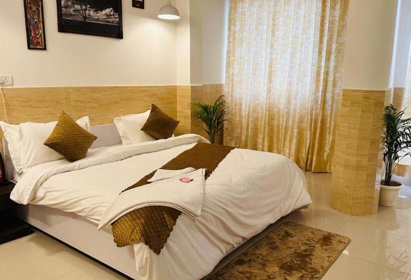 پانسیون Relax In   Noida Sector 18