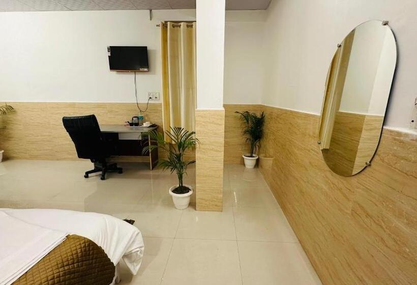 پانسیون Relax In   Noida Sector 18