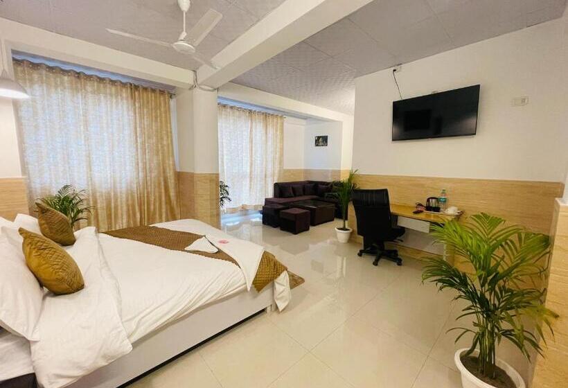 پانسیون Relax In   Noida Sector 18