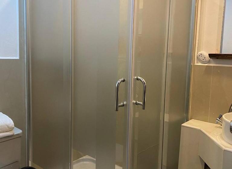 بنسيون Calu L  Petit Hostel