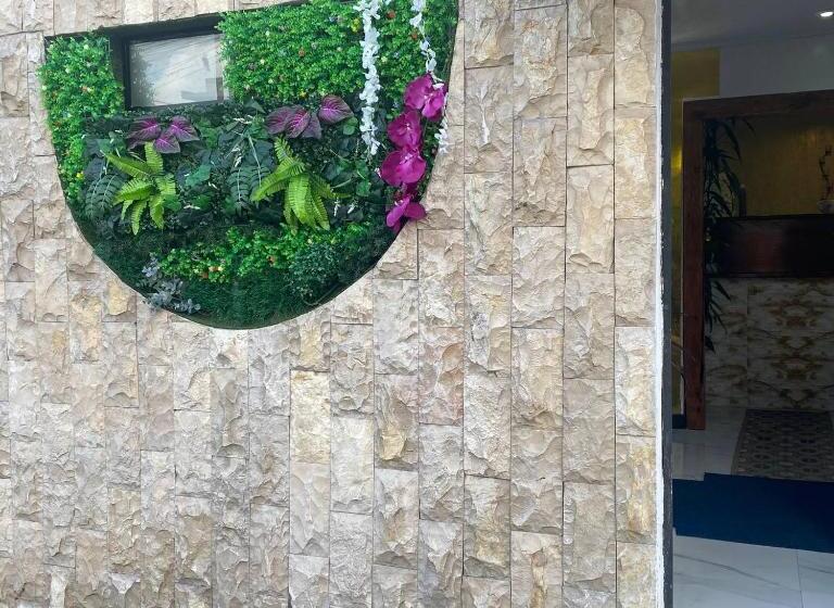 بنسيون Calu L  Petit Hostel
