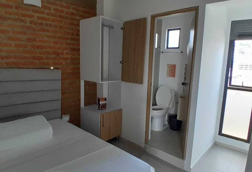 هتل Puerta De San Cayetano