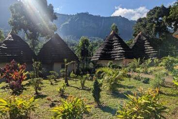 هتل Cwmbale Eco Safari Lodges, Restaurant And Zoo