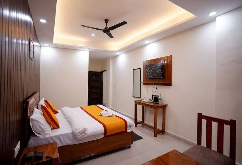 Hotel Yellow Cherry