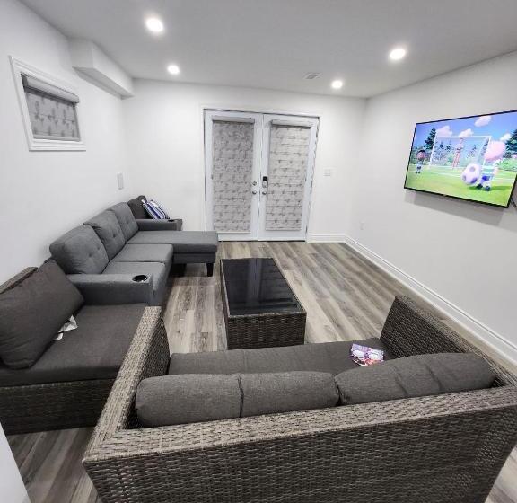 پانسیون New Modern Cozy Room In Innisfil