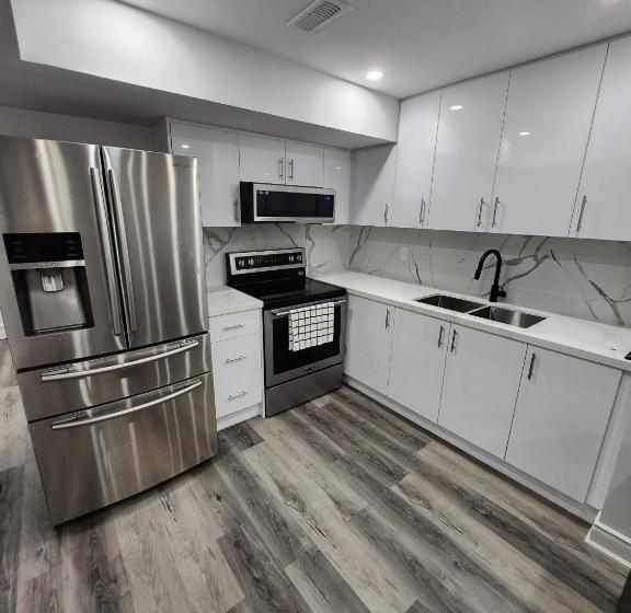 پانسیون New Modern Cozy Room In Innisfil