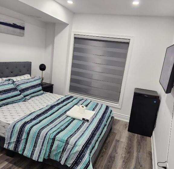 پانسیون New Modern Cozy Room In Innisfil