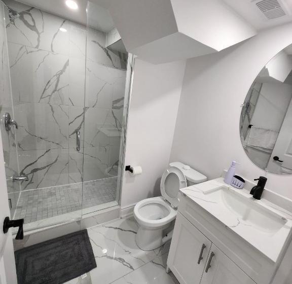پانسیون New Modern Cozy Room In Innisfil