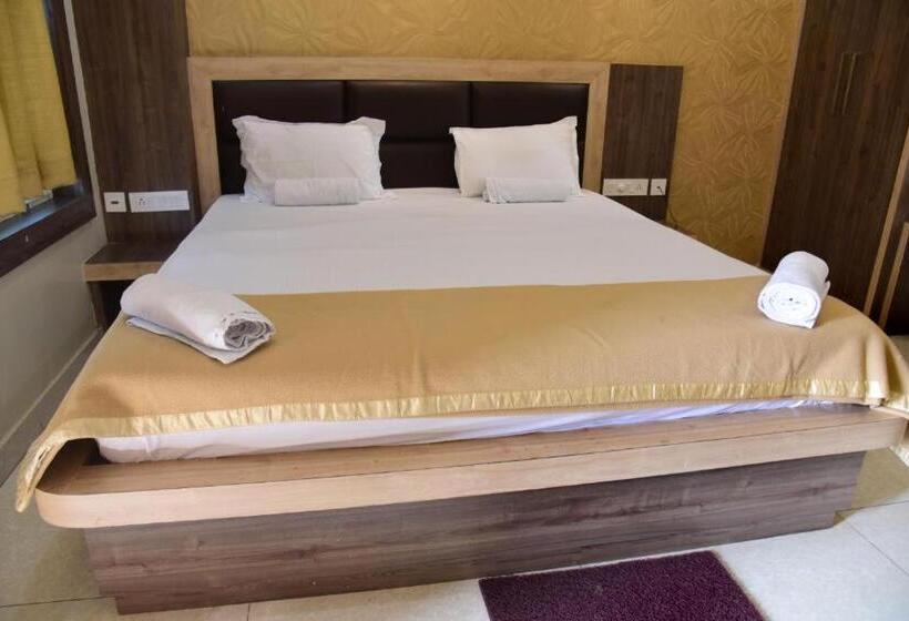 בית מלון כפרי Adhunik Palace