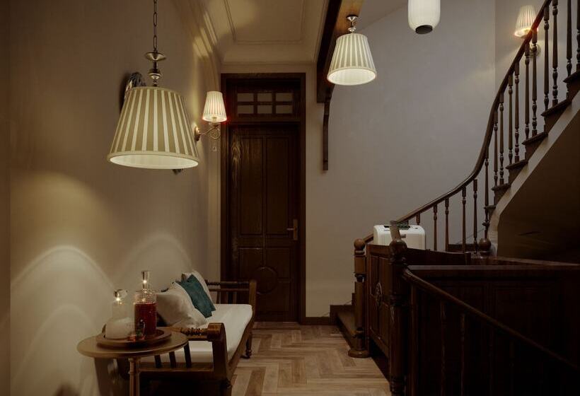 Hotel La Belle Maison