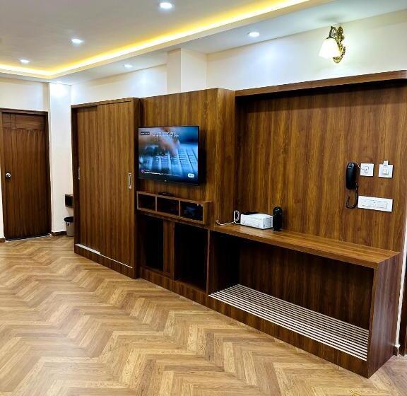 هتل Navarathna Comforts