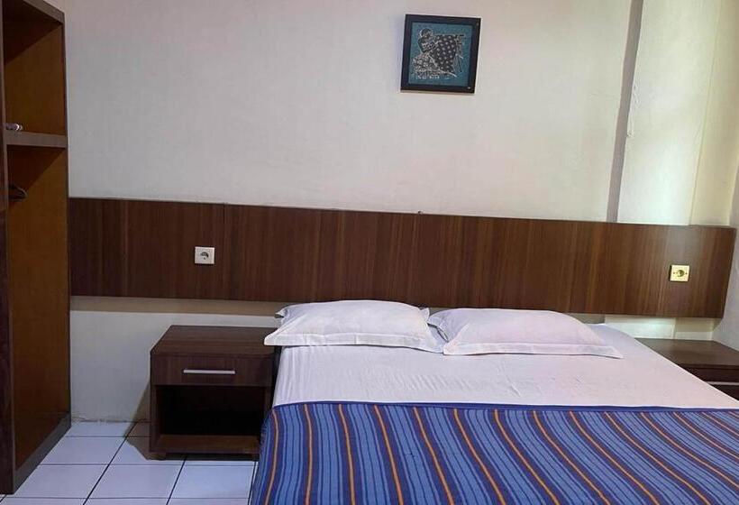 Отель Oyo 93502 Homestay Pakmuklis Syariah 2