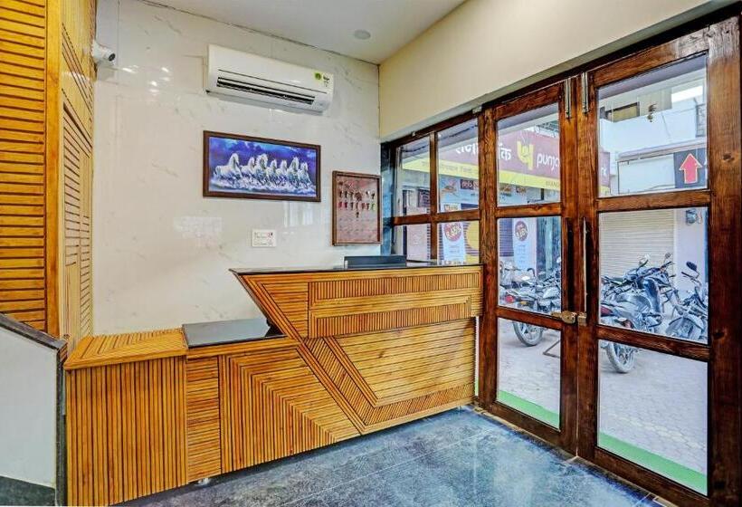 فندق Oyo Pooja Palace