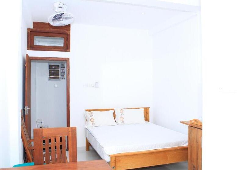 هتل Vthree Family House