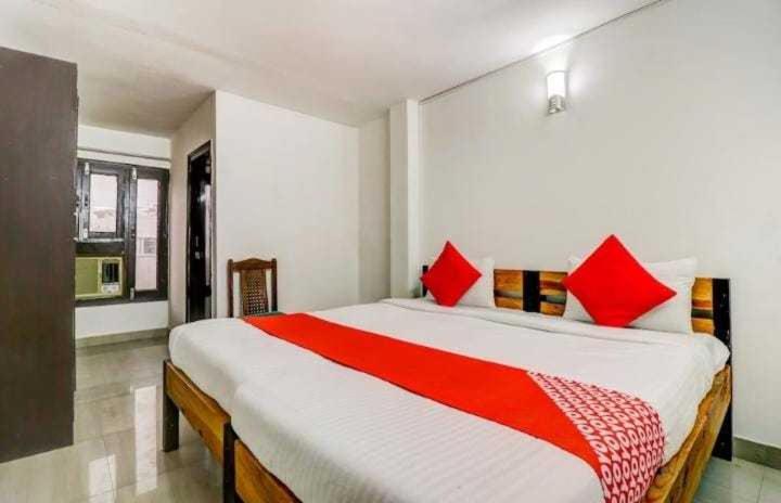 Oyo White House Hotel And Restaurant