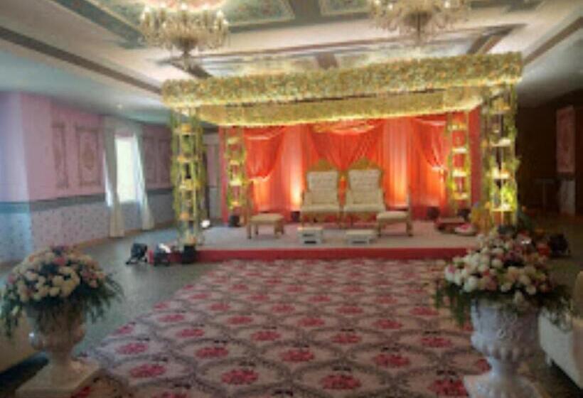 فندق Laxminarayan Club & Resort Vadodara