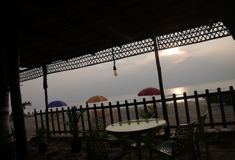 هتل Livin Waves Beach Stay And Cafe