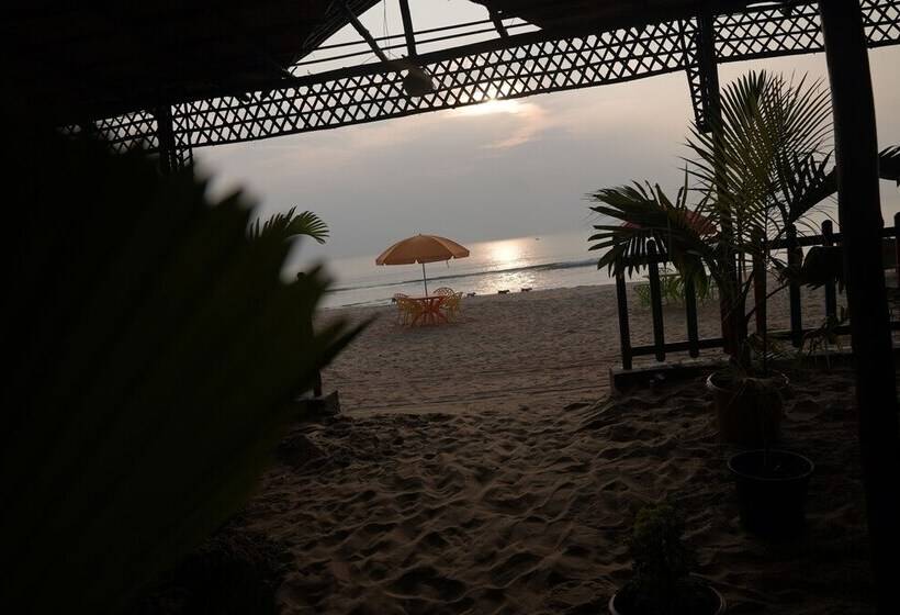 هتل Livin Waves Beach Stay And Cafe