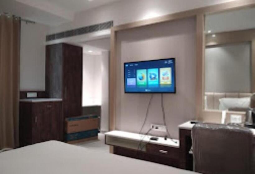 Отель Midtown , Bareilly