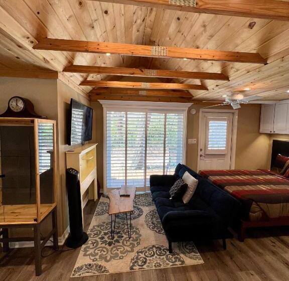 پانسیون The Lake Alfred Citruswood Cabin