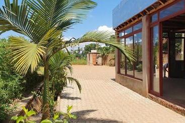 استراحتگاه Ambur Gardens Nalya