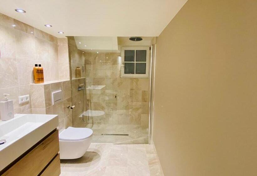 تختخواب و صبحانه Townhouse T Raap