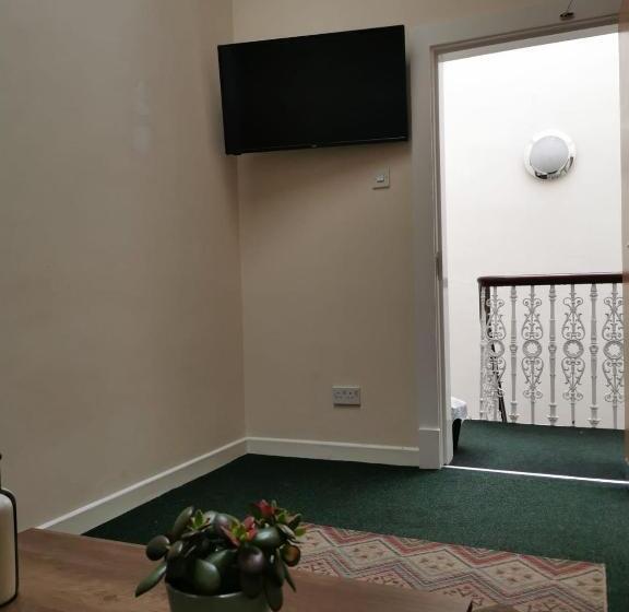 Botanic Avenue Hostel Less Than A Mile From The City Centre
