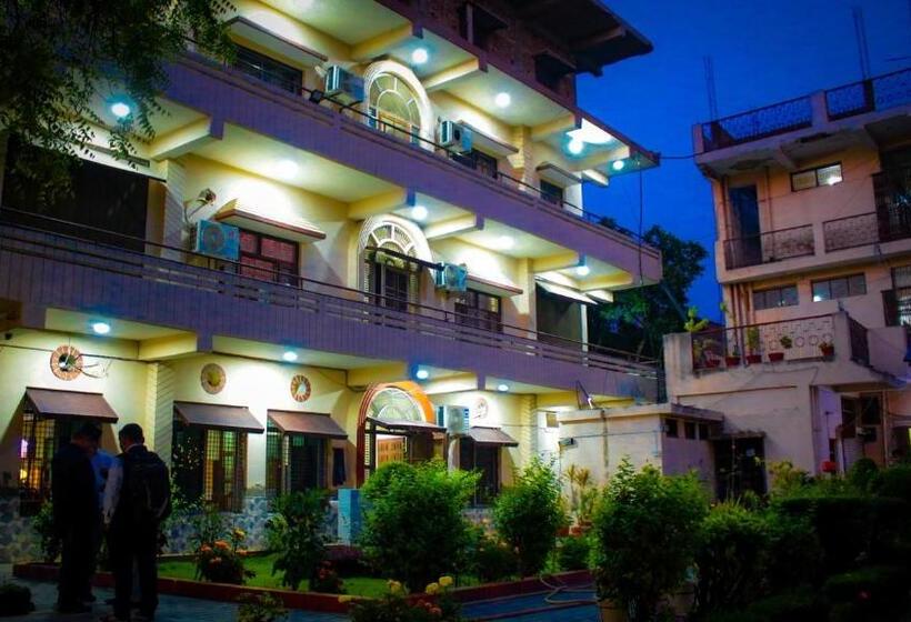 هتل Pahuna Ghar