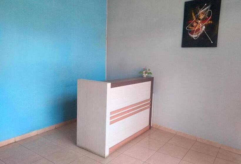 בית מלון כפרי Reddoorz At Deamartaloka Colomadu Solo