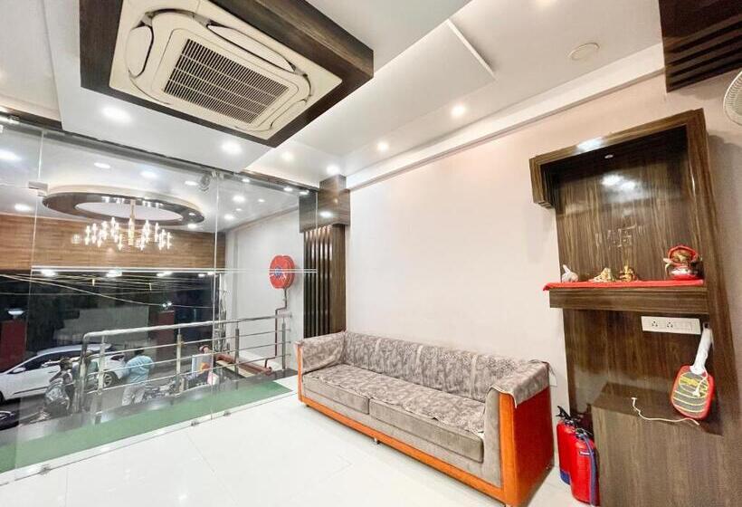 Nandini Palace ! Varanasi ! होटल नंदिनी पैलेस  హోటల్ నందిని ప్యాలెస్ ! Fully Air Conditioned Hotel F