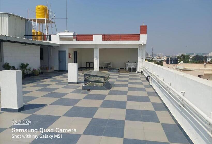 پانسیون Hustle Guest House