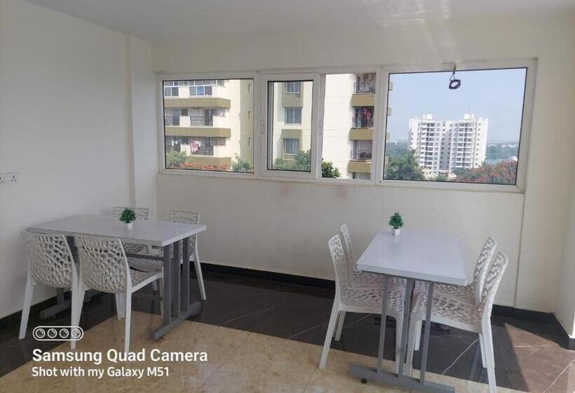 پانسیون Hustle Guest House