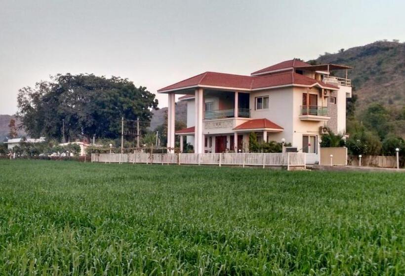 هتل Bhagrecha Farms A Memorable Farm Stay