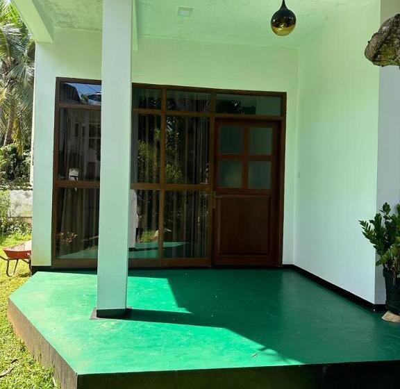 هتل Udawalawa Center Point Safari Villa