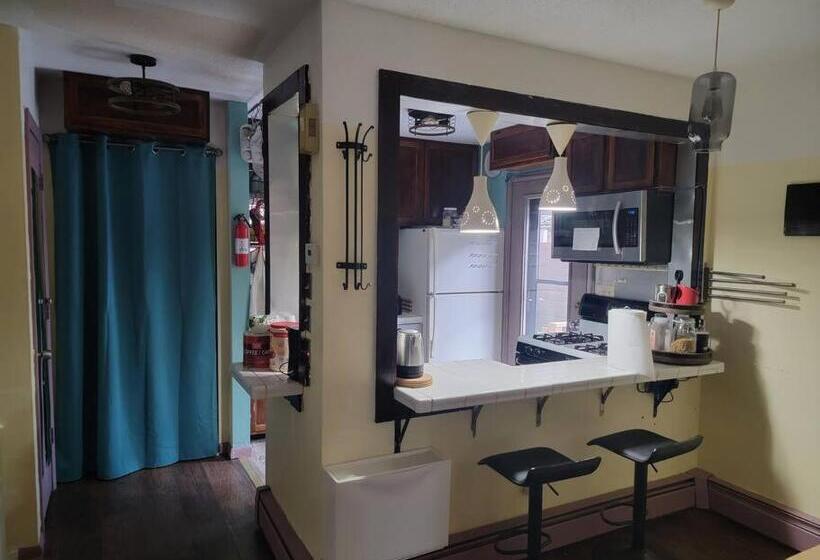 پانسیون Rock Pad Airbnb