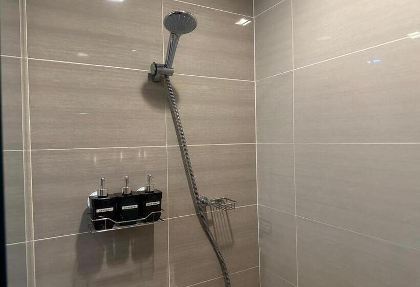 Deluxe Suite In Uptown Bgc With Fountain View